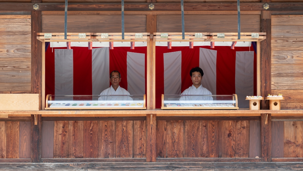 Honden (main hall) / jinja gift counter