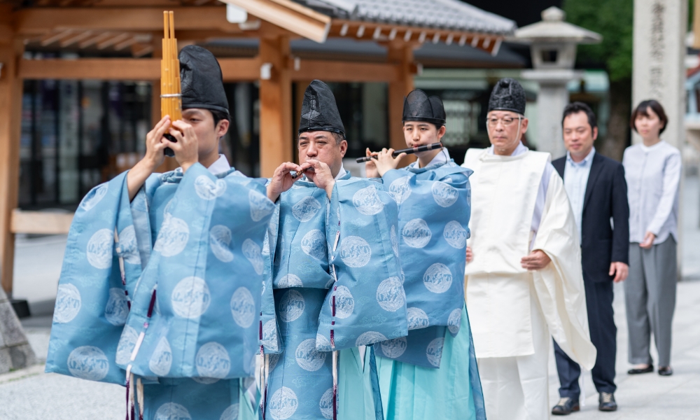 Gagaku accompanying the sanshin (procession) along the approach